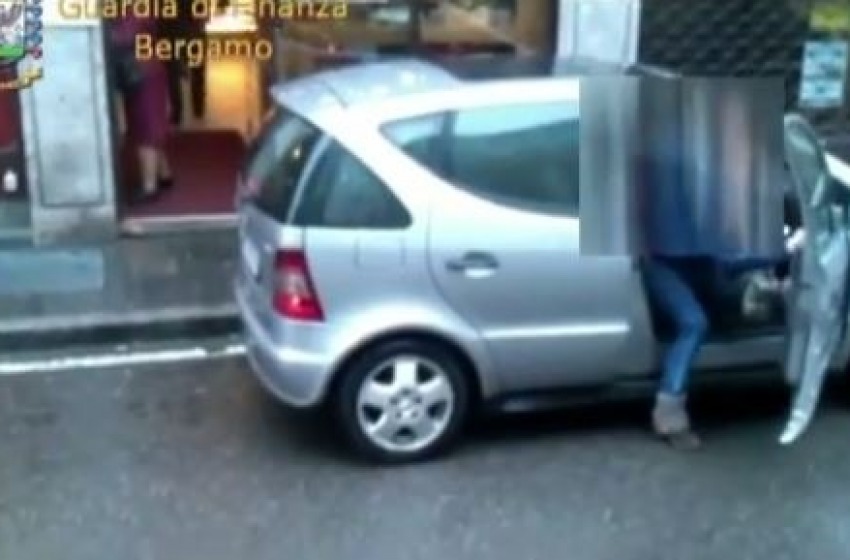 Scoperta falsa cieca con patente revocata per guida in stato d'ebrezza