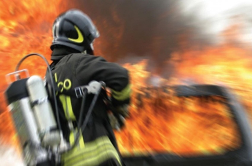 Torre de' Passeri, incendio distrugge l'auto di una fotografa