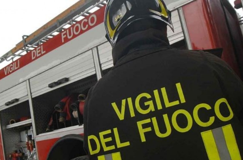 Incendio in un ingrosso alimentare a Pescara, nessun ferito