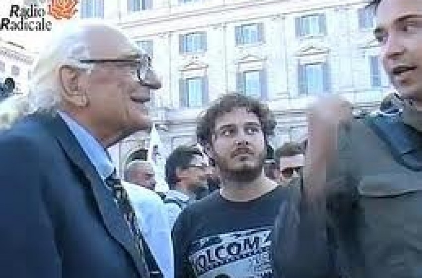 L'ABRUZZESE PANNELLA SPUTATO E CACCIATO DAL CORTEO