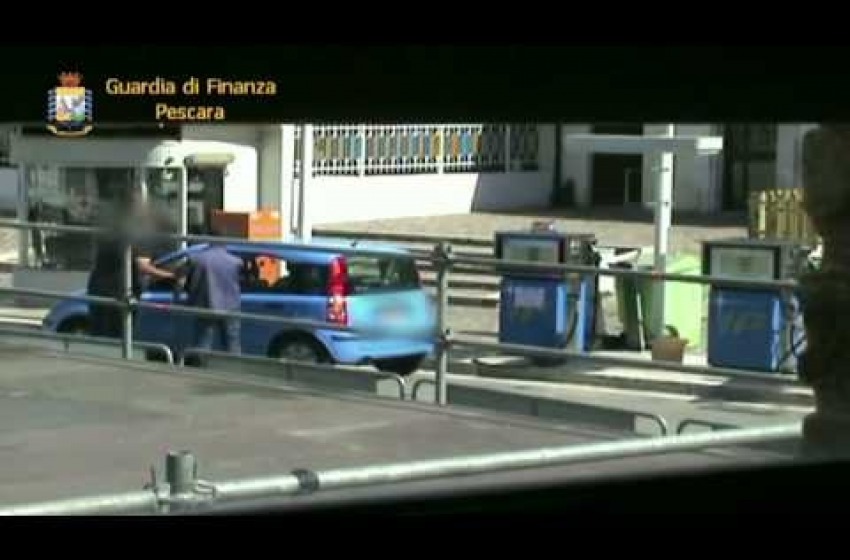 Scoperta truffa alla pompa di benzina